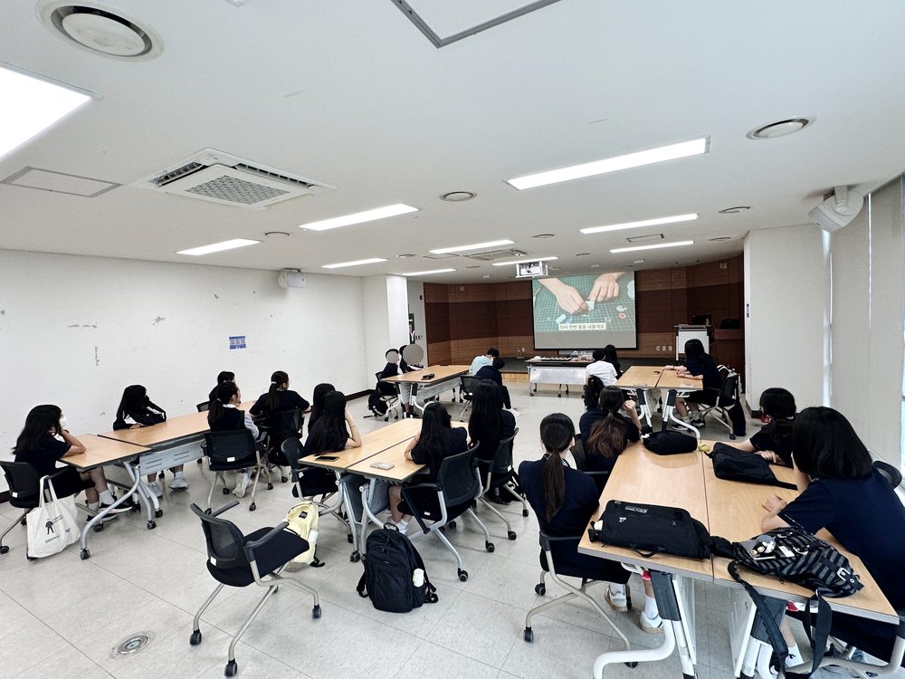 학교 교실에서 진행된 미니어처 진로체험 출강 수업