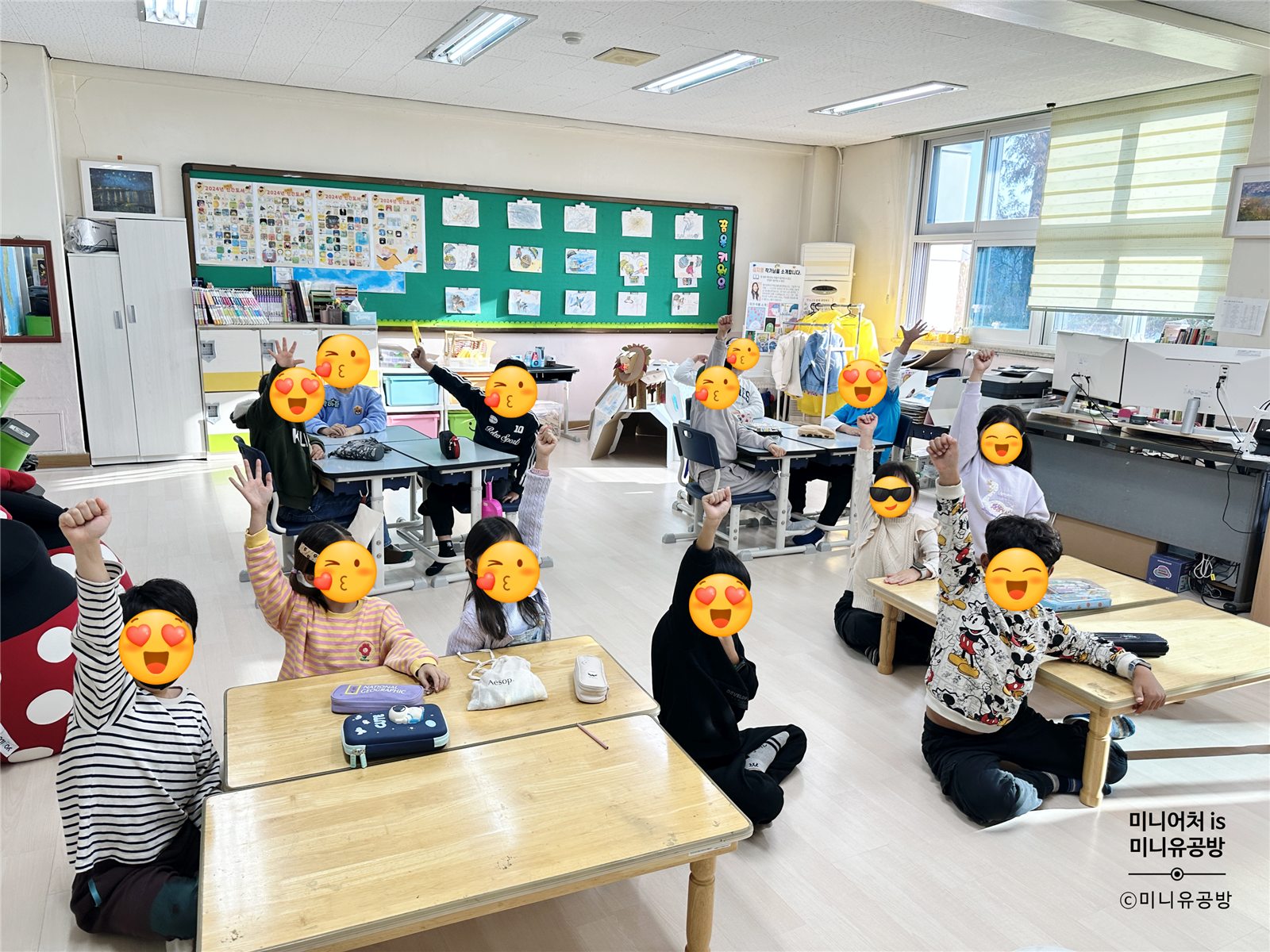 초등학교 돌봄교실에서 미니어처 특강을 듣는 학생들