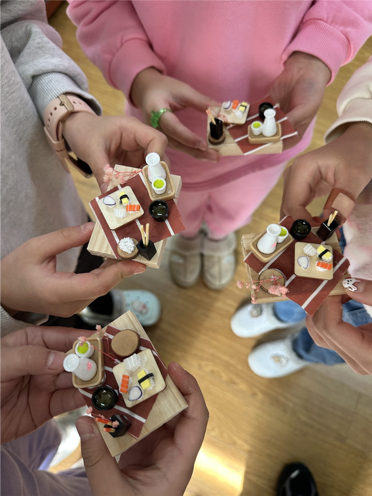 돌봄 특강에서 학생들이 미니어처 작품을 손에 모은 모습