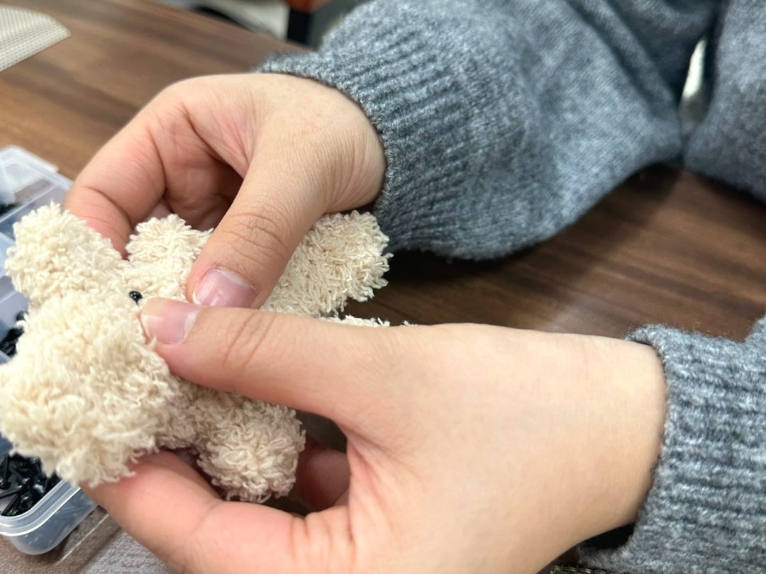 모루인형을 손으로 만드는 과정