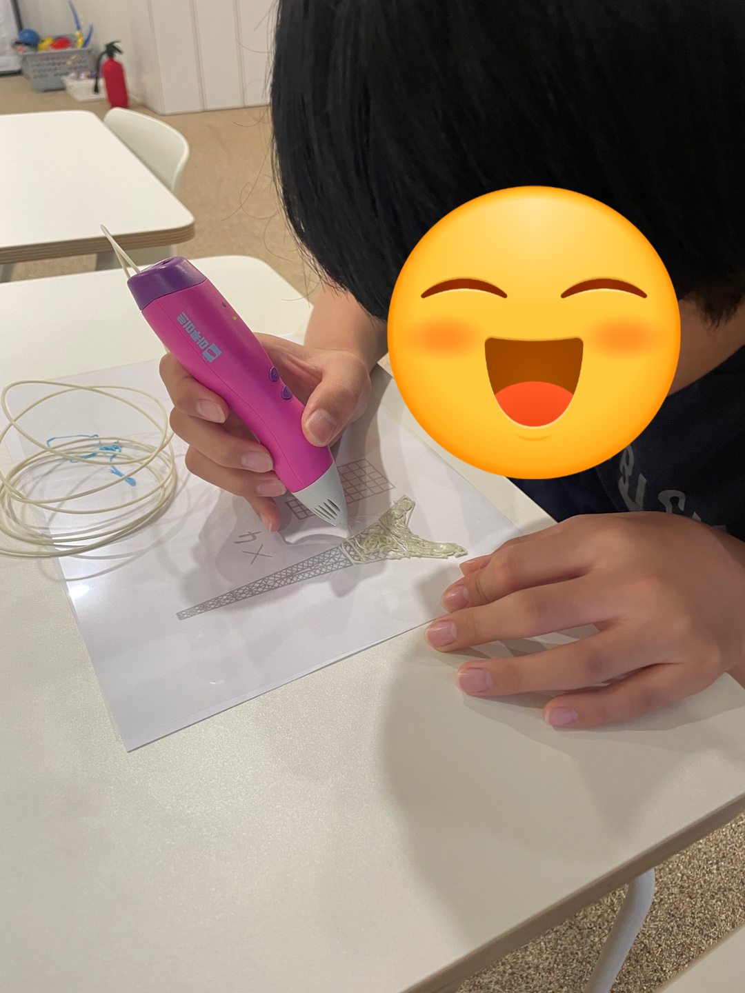 3D펜으로 입체 작품을 만드는 학생